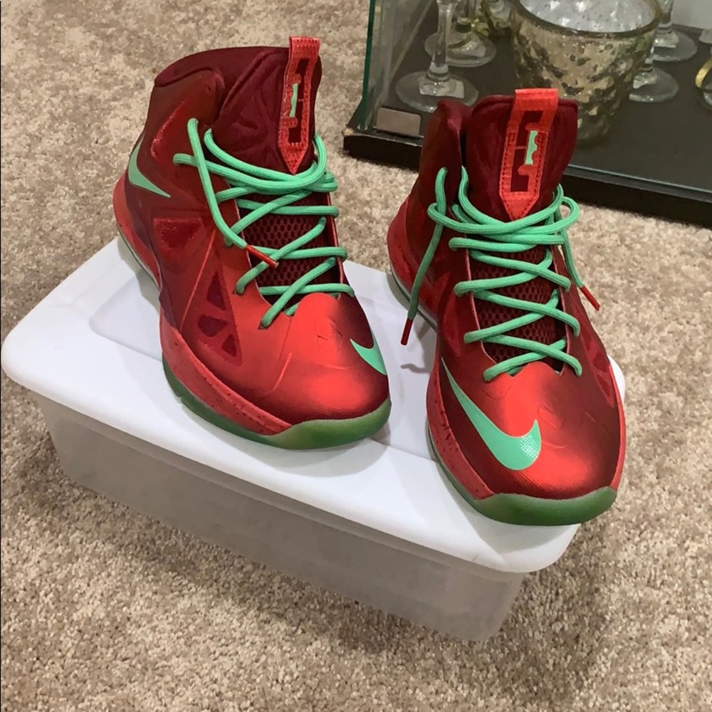 LeBron “Christmas” 10